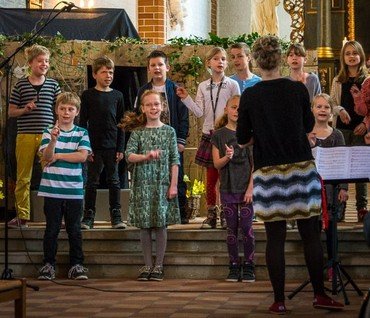 Billede af spirekoret, der synger i kirken