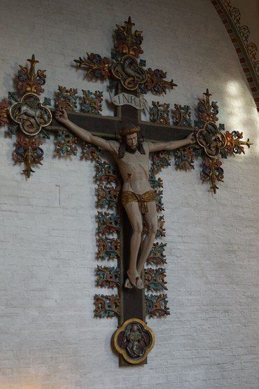 Billede af krucifikset, der hænger i koret