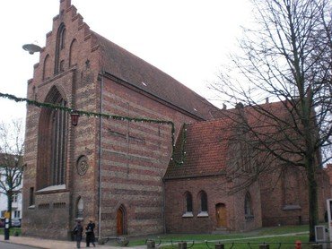 Et billede af Sankt Hans Kirke set fra Nørregade