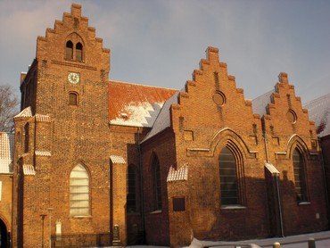 Et billede af sydsiden af Sankt Hans Kirke